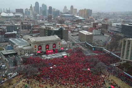 Una "marea roja" invadió las calles de Kansas para el gran festejo del campeón.