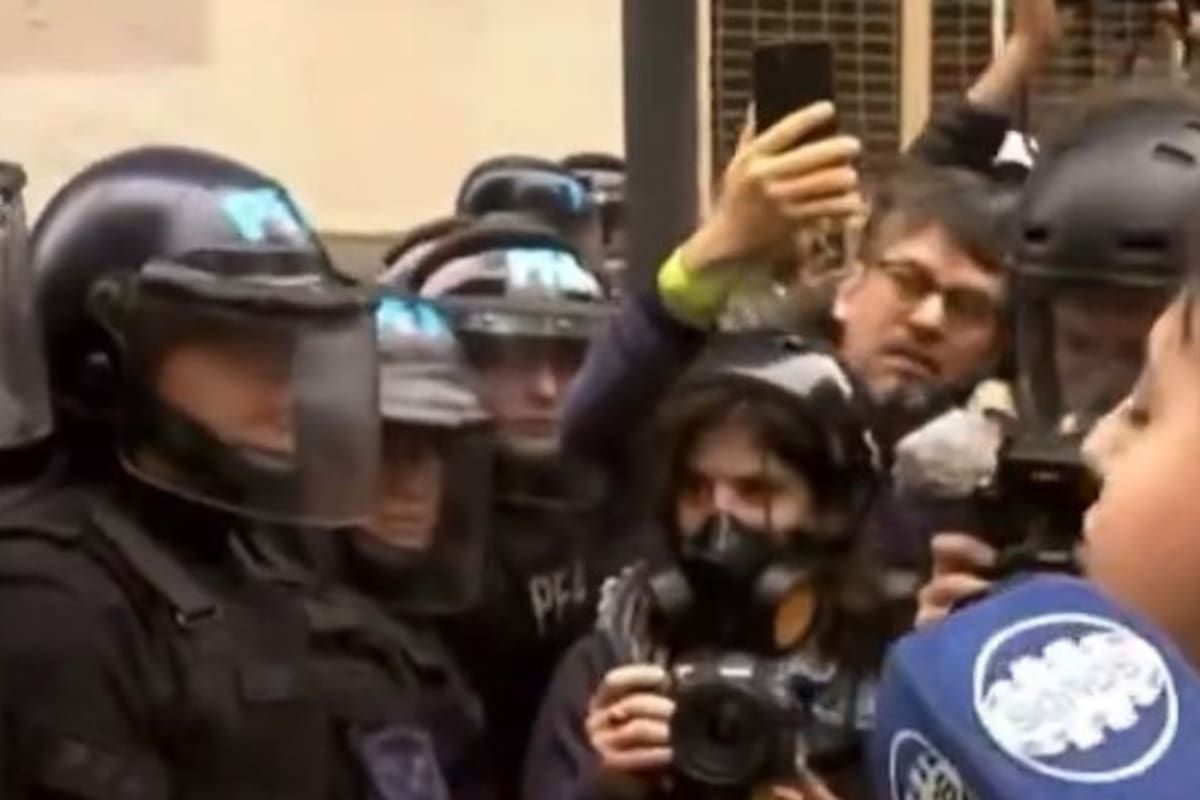 Una ,anifestante enfrentó a un policía en las afueras del Congreso y le pidió que se solidarice con la protesta contra la Ley Bases