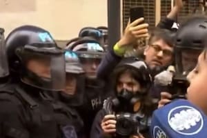 Una ,anifestante enfrentó a un policía en las afueras del Congreso y le pidió que se solidarice con la protesta contra la Ley Bases