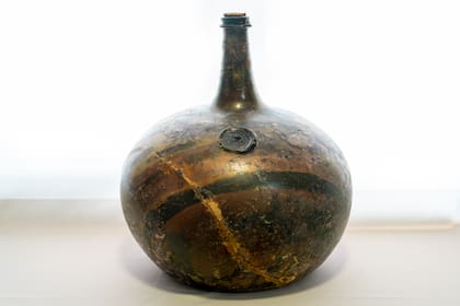 Una antigua botella encontrada en la Swift.