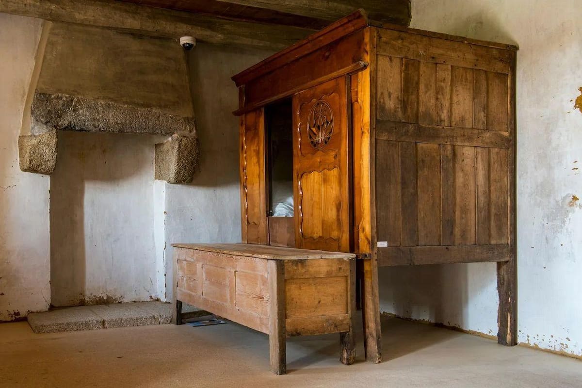 Una antigua cama de armario.