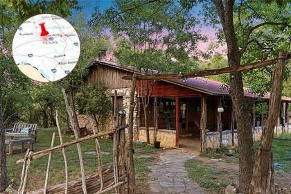 Una antigua casa de piedra lista para restaurar también es parte del campo. (kW Realty)