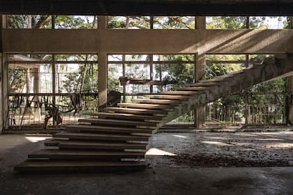 Una antigua escalera del hotel lujoso Ducor, hoy en ruinas