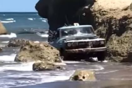 Una antigua F-100 sorprendió a los lugareños al atravesar la zona de Las Grutas frente a 4x4 varada.