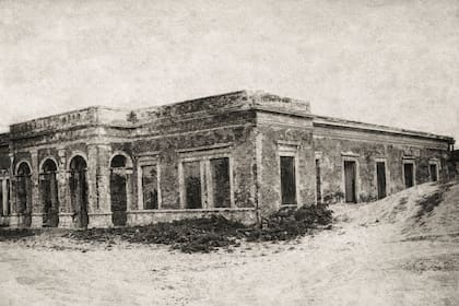 Una antigua foto del Hotel Mar del Sud antes de quedar completamente sepultado bajo la arena