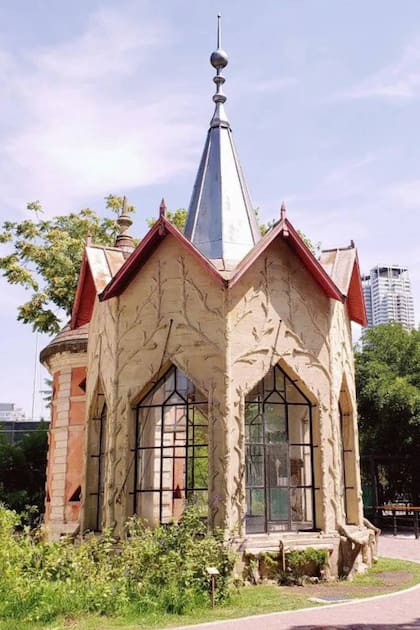 Una antigua pajarera en el Ecoparque, otro de los pocos ejemplos que quedaron en pie de la arquitectura neovernácula