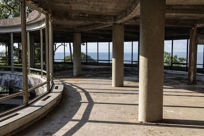Una antigua sala de estar en el ruinoso hotel Ducor en Monrovia