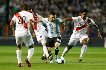 Una antigua y simbólica imagen de Lionel Messi, rodeado de tres jugadores peruanos