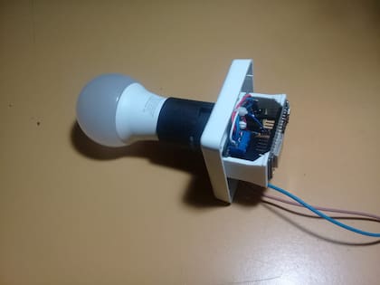 Una aplicación permite encender las luces vía Bluetooth desde el teléfono de quien circula por el espacio público