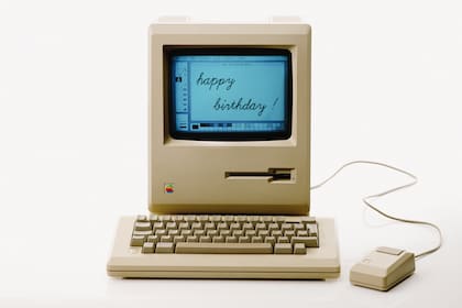 Una Apple Macintosh de 1984. Tenía un procesador Motorola 68000 a 8 MHz, 128 KB de RAM, un disco de 400 KB y una pantalla monocromática de 9 pulgadas. También tenía una diskettera de 3,5 pulgadas