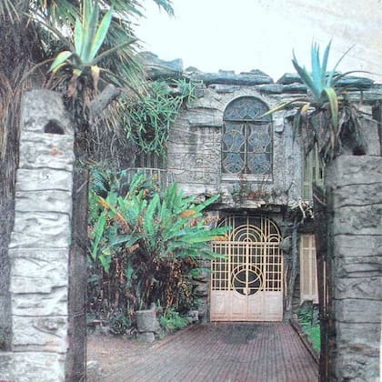 Una aproximación a la puerta de la casa de las piedras, de la avenida Cabildo 66, una vivienda que mantuvo el estilo de grutescos y rocallas entre los años 1914 y 1990