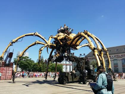 Una araña fuera de escala con sus conductores a bordo.