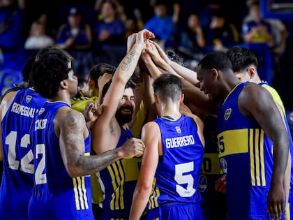 Una arenga de los jugadores que están en la final de la Liga; desde que Jorge Ameal asumió la presidencia, el básquetbol de Boca fue además dos veces semifinalista.