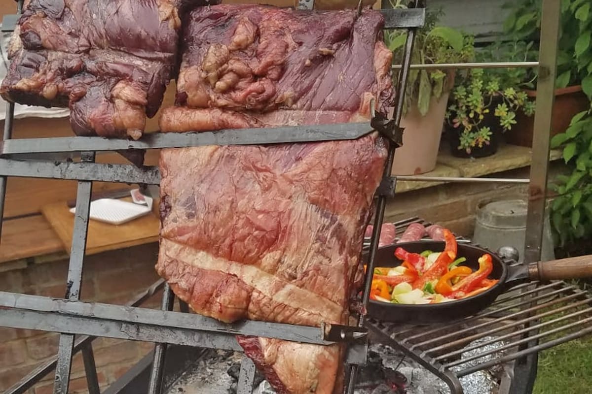 Una argentina crece vendiendo los "fierros" para el asado en Europa
