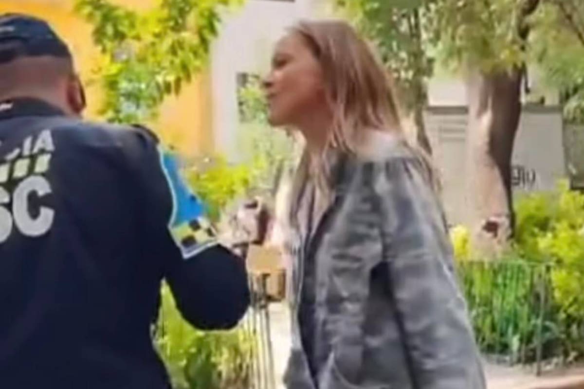 Una argentina se volvió viral en México tras utilizar insultos racistas contra la Policía local.