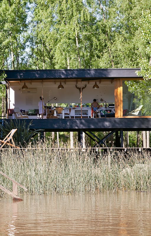 Una arquitecta y una galerista compraron una casa diseñada como un artefacto estético y la convirtieron en su preciado su refugio de fin de semana.