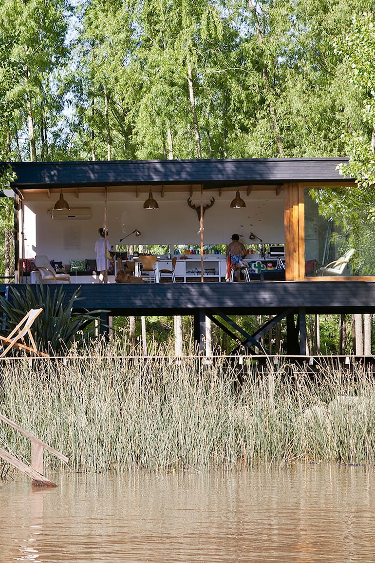 Una arquitecta y una galerista compraron una casa diseñada como un artefacto estético y la convirtieron en su preciado su refugio de fin de semana.