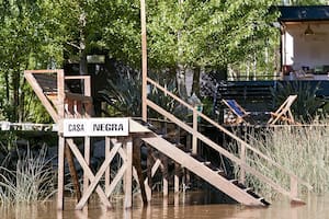 Una arquitecta y una galerista compraron una casa diseñada como un artefacto estético y la convirtieron en su preciado su refugio de fin de semana.