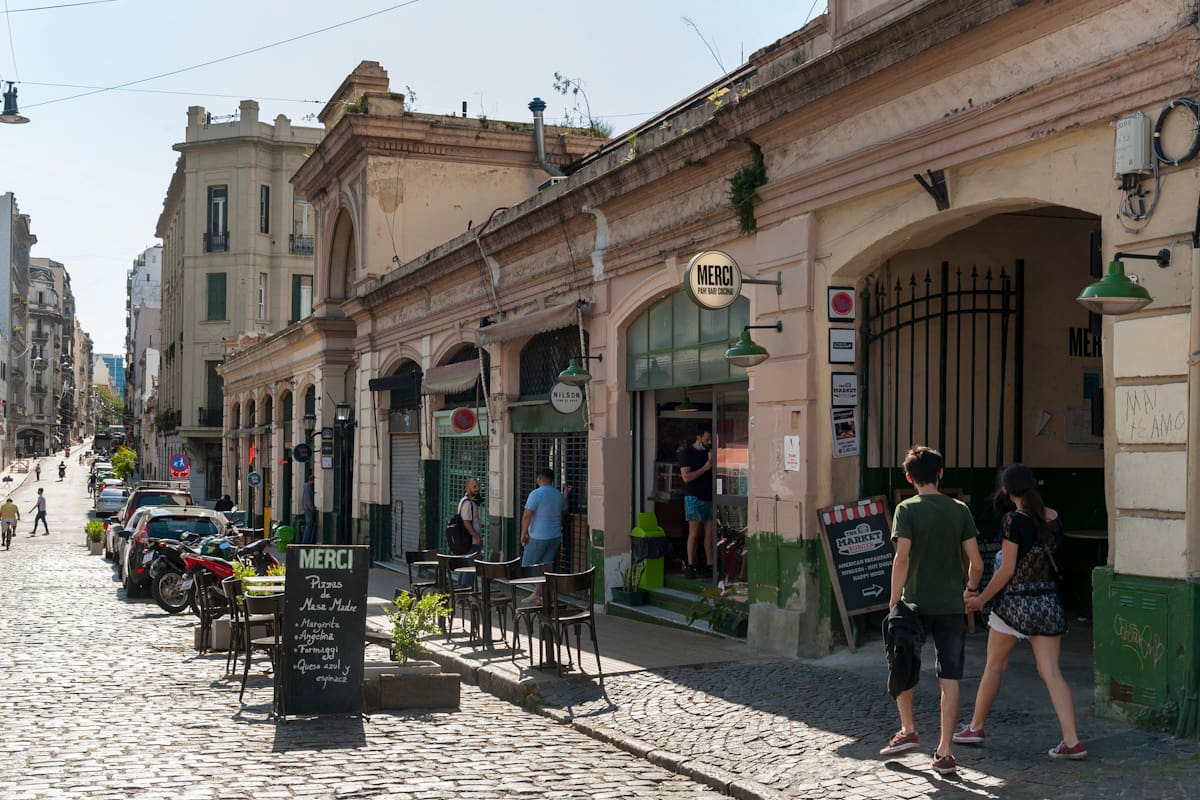 Una arteria porteña fue destacada por su combinación de propuestas tradicionales y trendy
