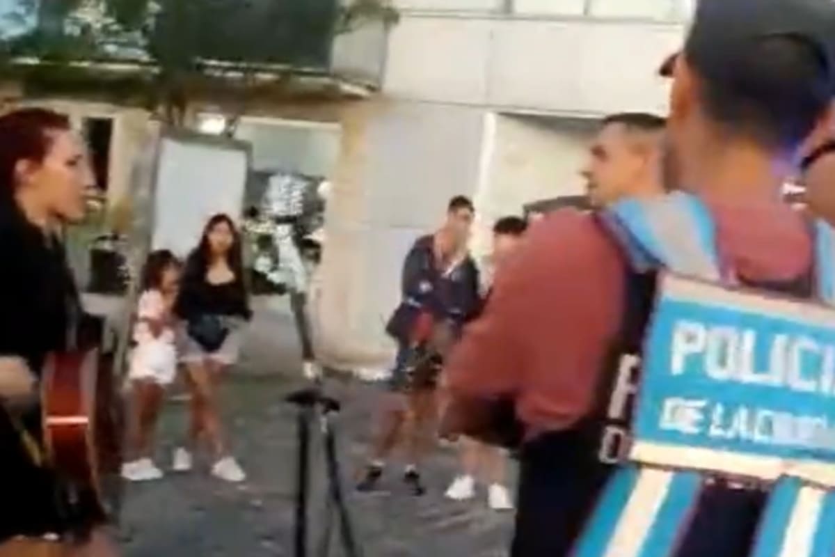 Una artista callejera quiso ser desalojada por la policía de la Ciudad
