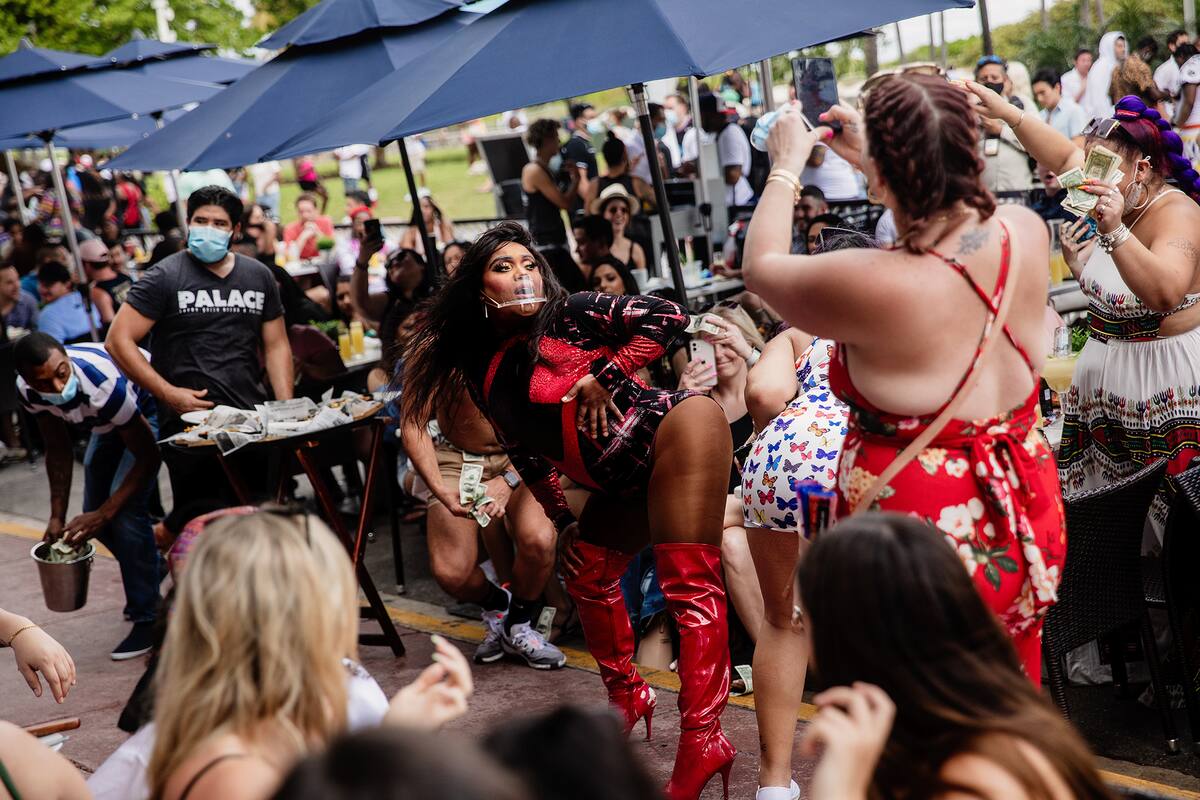 Una artista drag con un protector facial en Miami Beach, Florida, el 6 de marzo de 2021