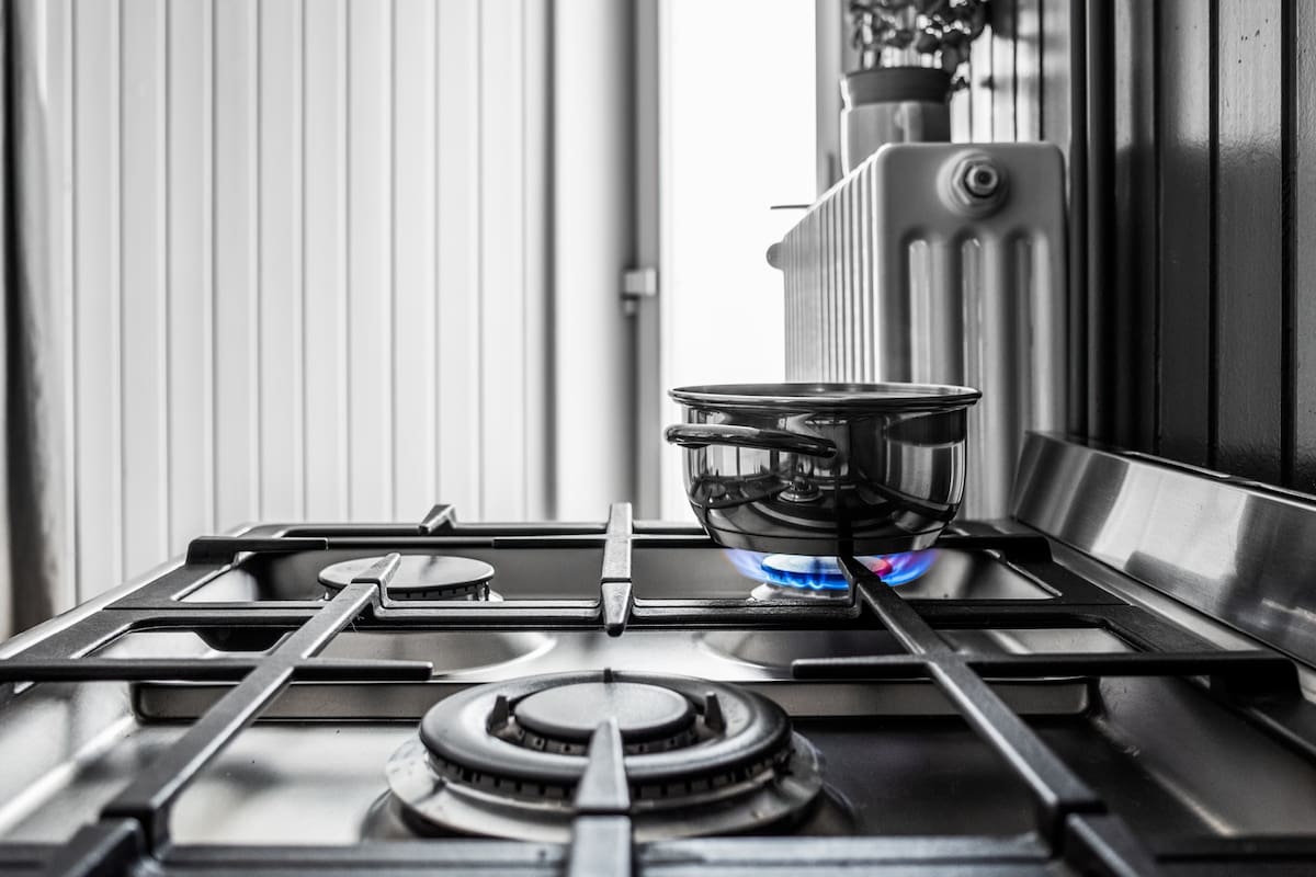 Una asambleísta de California propone reformular la forma en la que se venden las cocinas a gas en el estado