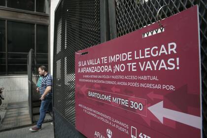 Una aseguradora puso un cartel para sus clientes