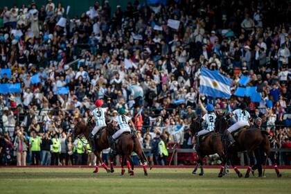Una asombrosa cantidad de público festejó en Palermo: la Argentina conquistó el primer Mundial de polo femenino al imponerse a Estados Unidos por 6 a 2 en la final.