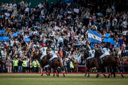Una asombrosa cantidad de público festejó en Palermo: la Argentina conquistó el primer Mundial de polo femenino al imponerse a Estados Unidos por 6 a 2 en la final.