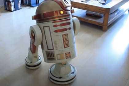 Una aspiradora Roomba transformada en el robot de limpieza R9-D9