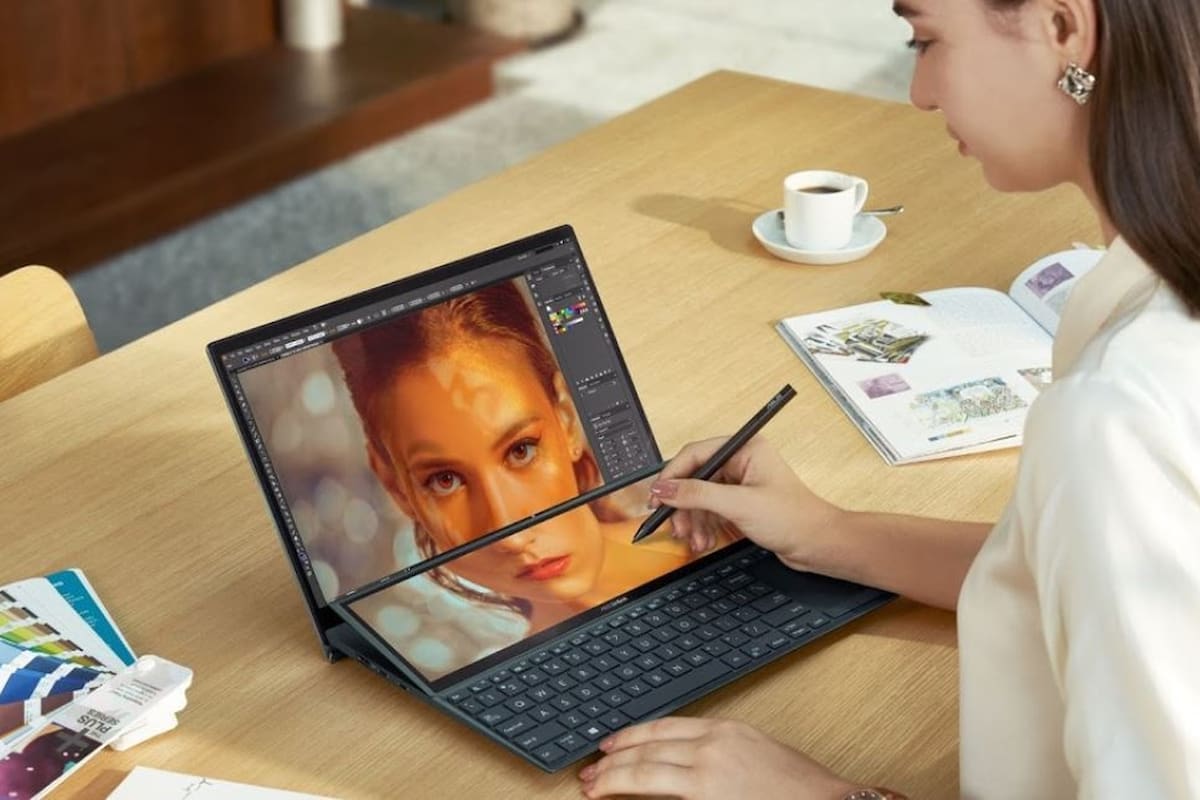 Una Asus Zenbook Pro Duo, con doble pantalla: la superior y la que está junto al teclado, que puede mostrar otro contenido e inclinarse para mejorar su visibilidad