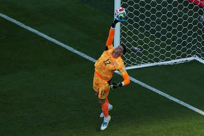 Una atajada de Gill ante Francia; el arquero de San Lorenzo completó un muy buen Mundial