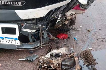 Una auto y un micro chocaron de frente en la ruta 34 en Santiago del Estero