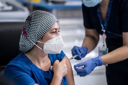 Una auxiliar de enfermería de 46 años fue la primera persona en recibir la vacuna de los laboratorios Pfizer/BioNTech en Chile