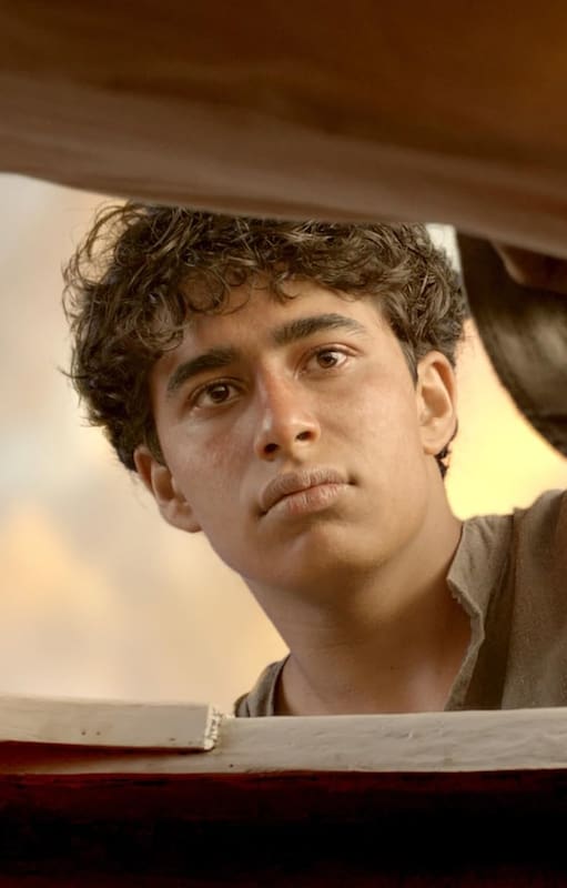 Al casting para elegir al protagonista de Una aventura extraordinaria se presentaron más de 3000 actores profesionales, pero el elegido surgió de casualidad. Suraj Sharma nunca había actuado antes y había ido a las audiencias solo para acompañar a su hermano