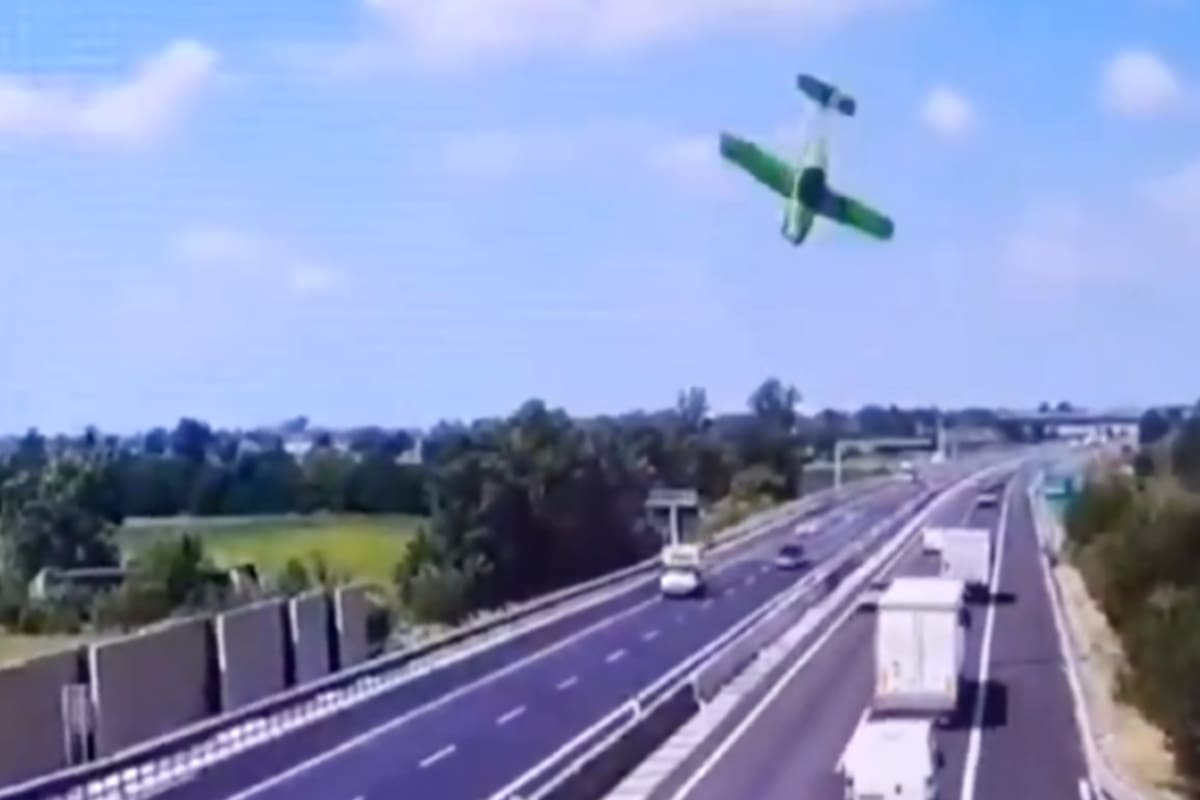 Una avioneta chocó contra una autopista en el norte de Italia