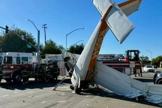 Una avioneta con tres pasajeros se estrelló en una concurrida calle de California
