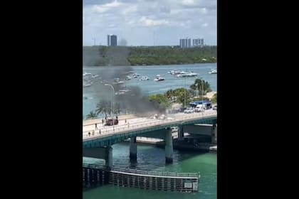 Una avioneta se estrelló contra un puente en Miami