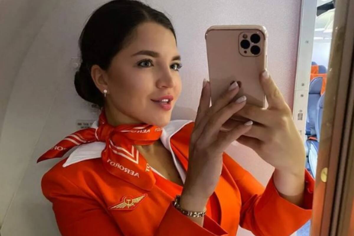 Una azafata de la aerolínea bandera de Rusia ofreció algunas sugerencias a los viajeros