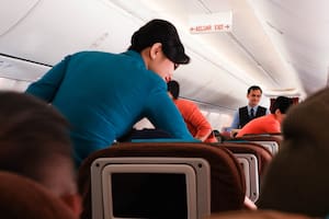 Una azafata reveló cuáles son los hábitos que detestan todos en el avión