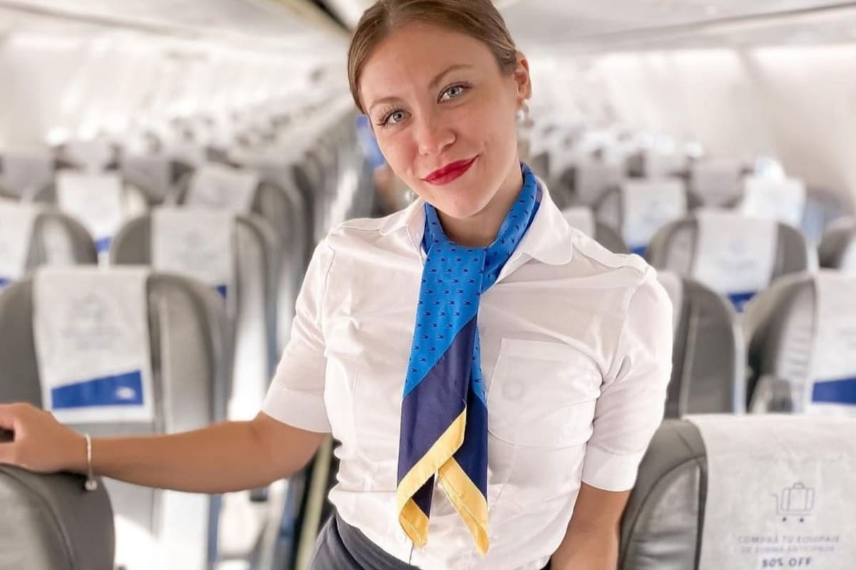 Una azafata reveló por qué las aerolíneas contratan auxiliares de vuelo con estaturas superiores a los 1.60 metros