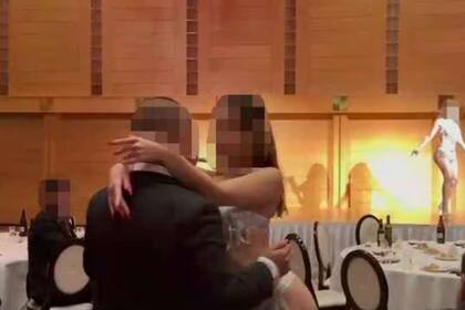 Una bailarina se acerca a un hombre en un evento organizado por la Federación Prefectural de Wakayama del Partido Liberal Democrático.