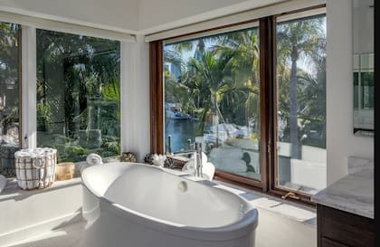 Una bañadera de hidromasaje en la casa que perteneció a Joe Jonas y Sophie Turner