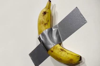 Una de las bananas pegadas a la pared que se vendieron por 120.000 dólares cada una en el stand de Perrotin, en Art Basel Miami 2019