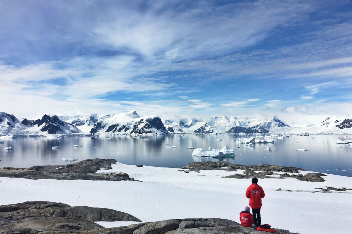 Una banda creó un país ficticio en la Antártida para estafar a 700 personas y recaudaron casi medio millón de dólares.