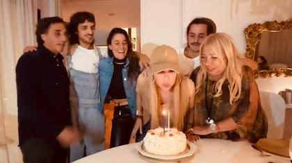 Una banda de fiesta: su hermano Marcelo, sus hijos y Lola, su mamá, la acompañaron con el clásico "feliz cumpleaños". Fotos de Jorge Amado
