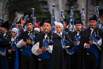 Una banda de gaitas actúa antes de la ceremonia de entrega de los Premios Princesa de Asturias, en Oviedo, en el norte de España, el 25 de octubre de 2024. (AP Foto/Miguel Oses)