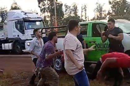 Una banda de jóvenes terminó a las trompadas con uniformados de la Policía de Corrientes