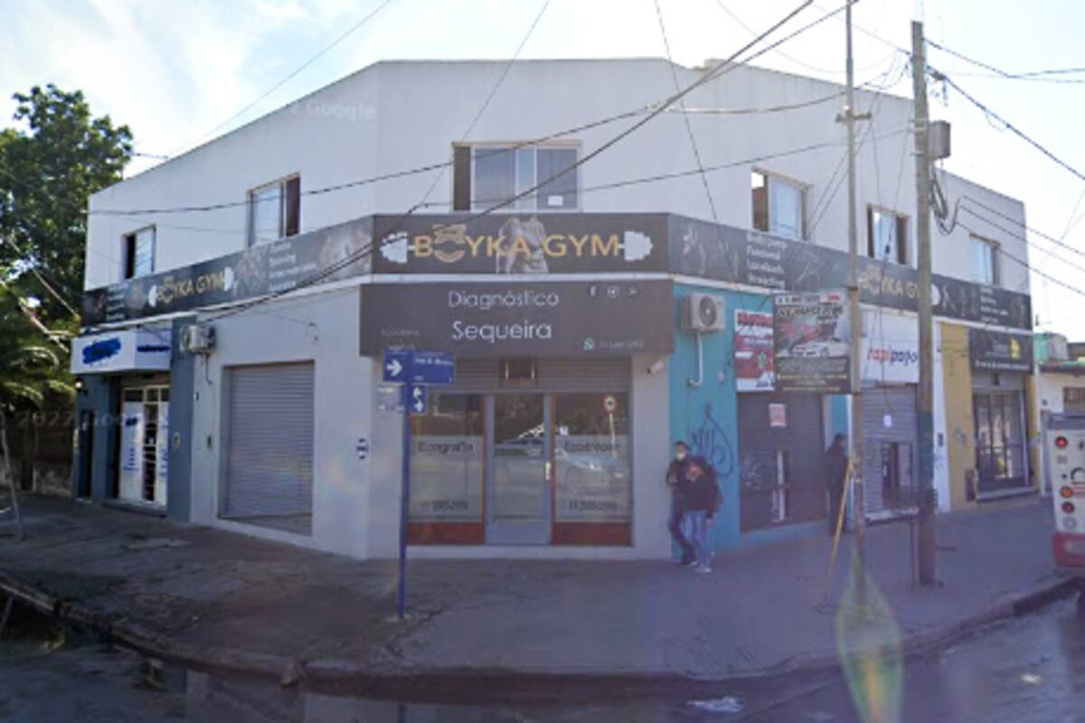 una banda liderada por un anciano entro a robar a una clinica y el mismo ladron se pego un tiro , en La MAtanza