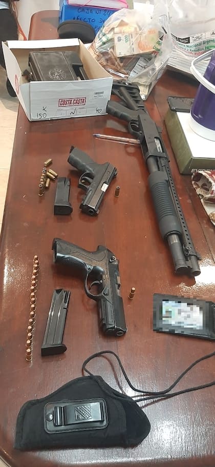 Una banda mixta realizaba falsos allanamientos para robar a bandas rivales armas y drogas que después vendía o alquilaba